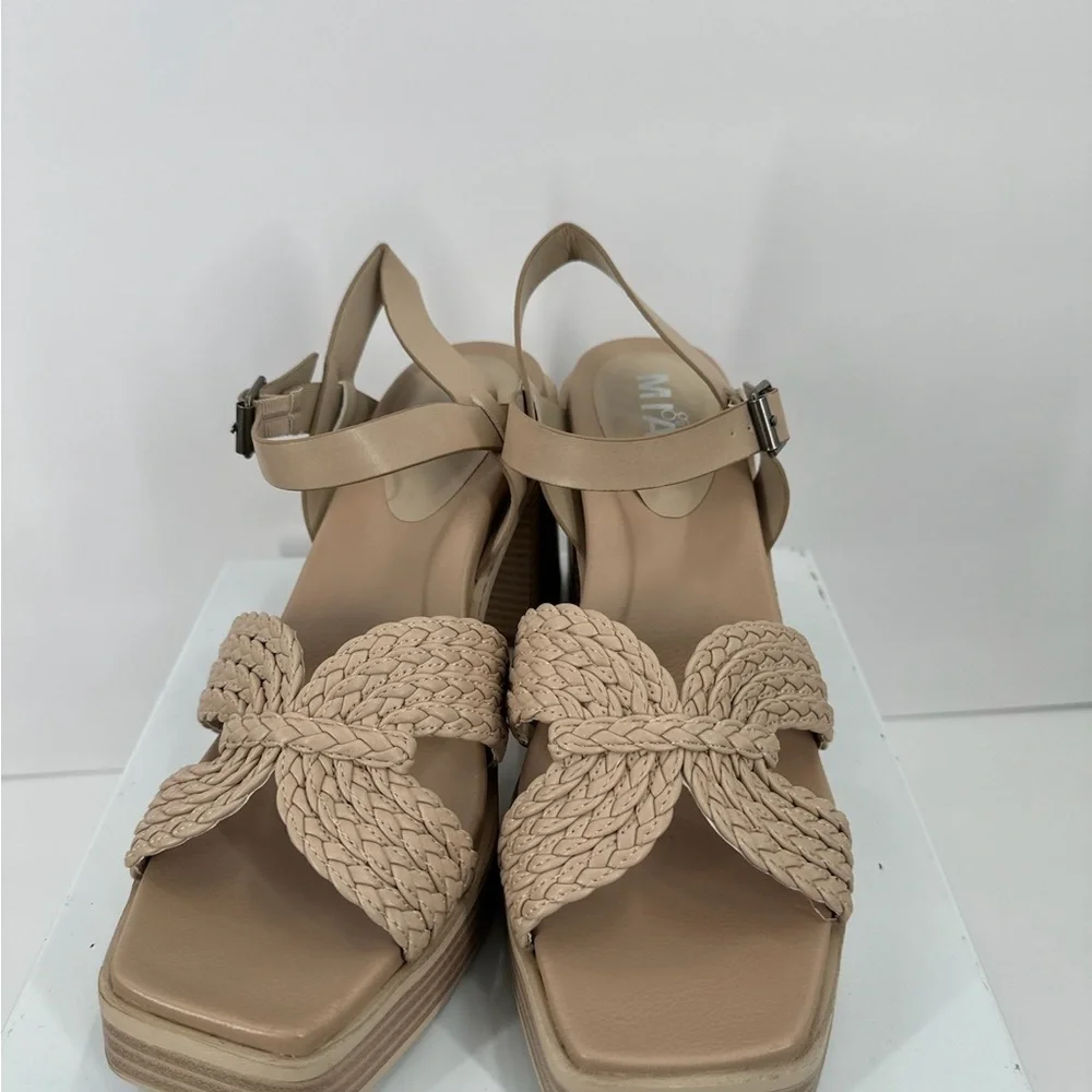 MIA Geraldine Sandals Size 9.5M NEW with tag